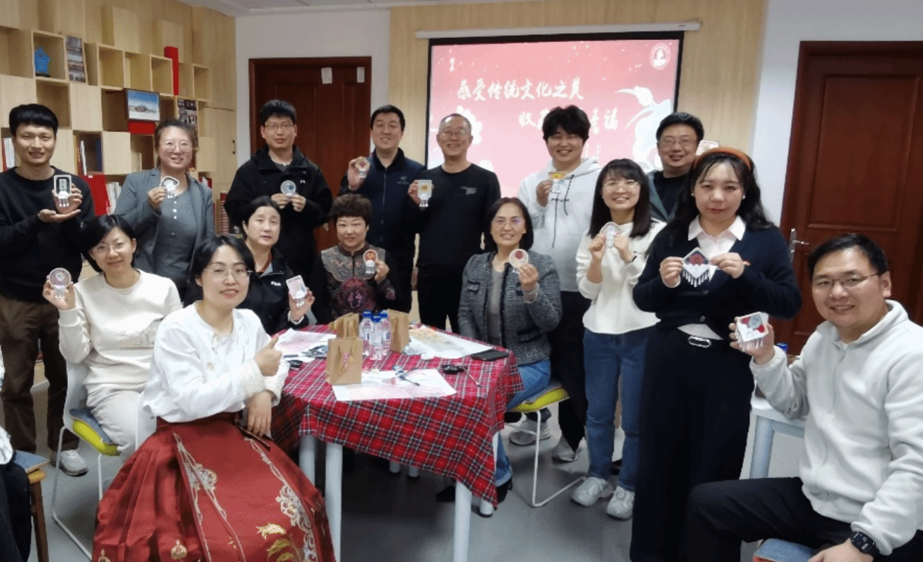 “感受传统文化之美，收获专属幸福” ——bevictor伟德官方网站举办手工制作书法苗银宋锦冰箱贴活动